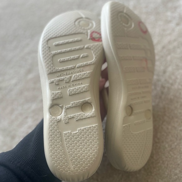 Fitflop creamy-gold comfort flip flops. Women size 9. - Picture 7 of 9